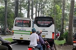 TP Hồ Chí Minh: Hai xe khách ngang nhiên đỗ chặn lòng đường, xe máy phải leo vỉa hè