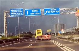 Xe đầu kéo &#39;đánh võng&#39; trên cao tốc TP Hồ Chí Minh - Long Thành - Dầu Giây