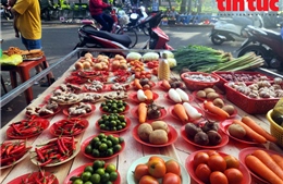 Chợ đĩa 10.000 đồng: Nơi giữ ấm bữa cơm công nhân