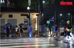 Chưa diễn ra, người dân Hà Nội đã &#39;trải bạt giữ chỗ&#39; xuyên đêm chờ xem diễu binh tối 27/8