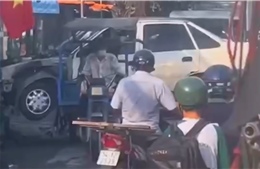 TP Hồ Chí Minh: Xử phạt và tạm giữ xe ba gác chở ô tô gây ùn ứ giao thông