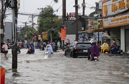 TP Hồ Chí Minh: Mưa lớn khiến nhiều tuyến đường ngập sâu, giao thông hỗn loạn