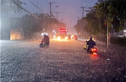 Mưa lớn, nhiều tuyến đường TP Hồ Chí Minh chìm trong biển nước
