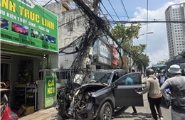 Tài xê ô tô bán tải nghi đột quỵ tông gãy cột điện, một người bị thương nặng