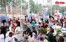 Hà Nội: Người dân thức trắng đêm giữ chỗ chờ xem tổng duyệt A80