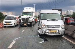 TP Hồ Chí Minh: Tai nạn liên hoàn 4 ô tô trên cầu Phú Hữu, giao thông ùn ứ