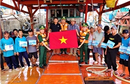 Biên phòng TP Hồ Chí Minh tặng cờ Tổ quốc và tuyên truyền chống khai thác IUU cho ngư dân
