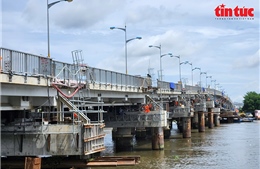 TP Hồ Chí Minh: Cầu Bình Triệu 1 đã nâng lên hơn 70 cm bằng công nghệ hiện đại