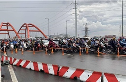 TP Hồ Chí Minh: Bất ngờ đóng nhánh rẽ cầu Bình Lợi, giao thông hỗn loạn