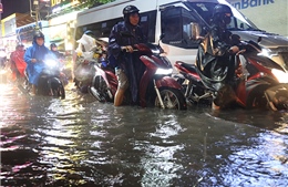 Mưa lớn gây ngập hàng loạt tuyến đường ở TP Hồ Chí Minh