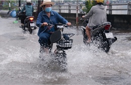 TP Hồ Chí Minh: Nhiều tuyến đường ngập do mưa lớn kết hợp triều cường