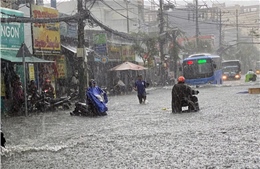 TP Hồ Chí Minh mưa lớn gây ngập sâu, giao thông rối loạn