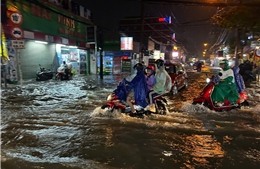 TP Hồ Chí Minh: Nhiều tuyến đường vùng ven ngập sâu trong mưa lớn
