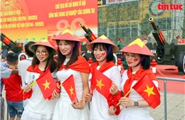 Người dân đổ về Mỹ Đình chụp ảnh lưu niệm với trận địa pháo đại bác trước thềm Quốc khánh 2/9