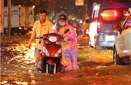 TP Hồ Chí Minh: Mưa lớn kèm triều cường làm nhiều tuyến đường ngập sâu
