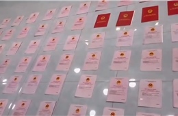 Công an TP Hồ Chí Minh thu giữ 80 sổ đỏ khi khám nhà &#39;Ngân 98&#39;