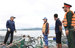 Hải đoàn 32 tuyên truyền, hướng dẫn ngư dân ứng phó bão số 13