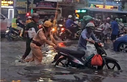 TP Hồ Chí Minh: Ấm lòng hình ảnh CSGT hỗ trợ người dân qua điểm ngập