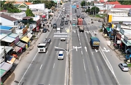 Nhiều lái xe còn bỡ ngỡ trong ngày đầu áp dụng phân làn mới trên Quốc lộ 51