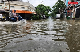 Nhiều tuyến đường TP Hồ Chí Minh tiếp tục ngập sâu do triều cường