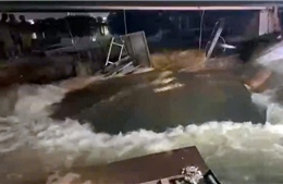TP Hồ Chí Minh: Vỡ đê bao dưới chân cầu Ba Thôn 2 khi đỉnh triều cường vượt lịch sử