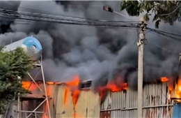 TP Hồ Chí Minh: Cháy lớn bãi phế liệu, đe dọa nhiều nhà xưởng trên đường Mỹ Phước