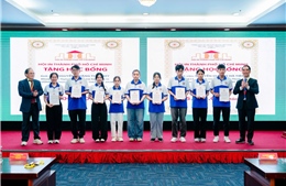 Hội In TP Hồ Chí Minh trao học bổng cho sinh viên vượt khó
