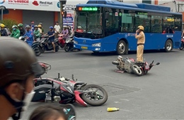 Tai nạn liên hoàn giữa ô tô và 5 xe máy, nhiều người bị thương 