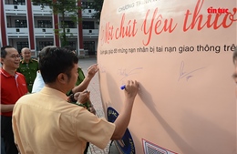 Ngày hội ATGT học đường với mô hình mũ bảo hiểm lớn nhất Việt Nam