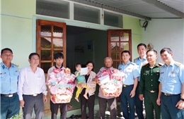 Khen thưởng các cá nhân hỗ trợ cứu hộ trong vụ tai nạn bay