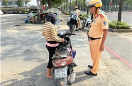 TP Hồ Chí Minh: Xử lý gần 100 trường hợp xe máy đi vào làn xe đạp