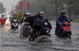 Mưa trái mùa gây ngập nhiều tuyến đường ở TP Hồ Chí Minh