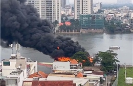 TP Hồ Chí Minh: Cháy lớn tàu du lịch trên sông Sài Gòn