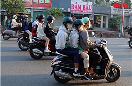 Nhiệt độ TP Hồ Chí Minh xuống dưới 18 độ C, người dân co ro trong buổi sáng