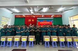 Ban Chỉ huy Quân sự phường Tân Uyên tặng quà, động viên dân quân dịp Tết