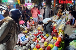 TP Hồ Chí Minh: Người dân đổ xô đi mua heo đất cầu tài lộc dịp vía Thần Tài