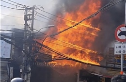 TP Hồ Chí Minh: Cháy lớn cửa hàng nội thất, hơn 2.800 khách hàng mất điện