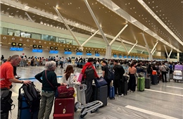 Sân bay Tân Sơn Nhất chạm mốc kỷ lục về chuyến bay và hành khách