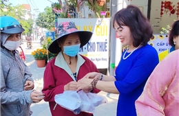  'Suất cơm yêu thương' tặng người lao động khó khăn