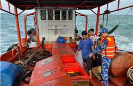 Cảnh sát biển kiểm tra, tạm giữ tàu cá chở khoảng 22.000 lít dầu không rõ nguồn gốc