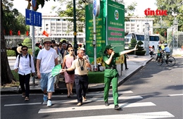 Những 'người dẫn đường' áo xanh giúp du khách an tâm qua phố
