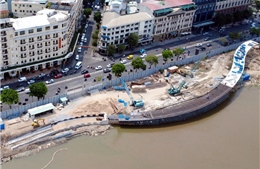 Cầu đi bộ qua sông Sài Gòn dần thành hình sau hơn 1 năm thi công