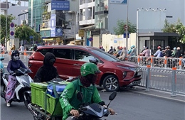 Ô tô đâm dải phân cách trên đường Cộng Hòa trong ngày đầu áp dụng phân làn, đảo chiều