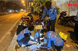 Theo chân đội SOS Bà Điểm vá xe miễn phí xuyên đêm