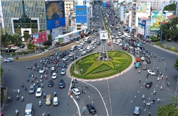 Người dân lúng túng ngày đầu phân luồng mới ở vòng xoay Điện Biên Phủ