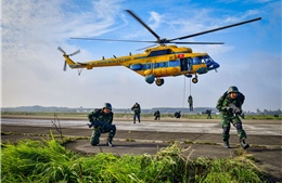 Chiến sĩ đặc công, trinh sát đặc nhiệm huấn luyện nhảy dù tại sân bay Biên Hòa