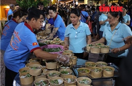 Những chàng trai trẻ 'giữ lửa' tiệm mì 0 đồng ở TP Hồ Chí Minh