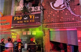 Kịp thời cứu 4 người mắc kẹt trong vụ cháy ở trung tâm TP Hồ Chí Minh