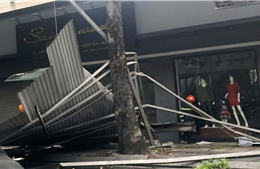 TP Hồ Chí Minh: Mưa dông gây ngập và đổ mái tôn ra đường