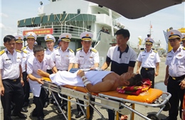 Đưa ngư dân bị tai nạn trên biển về đất liền an toàn